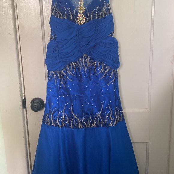 MNM COUTURE GOWN - Picture 2 of 8